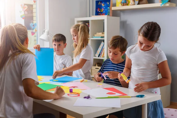 Crianças Fazendo Artesanato Com Professor Escola — Fotografia de Stock