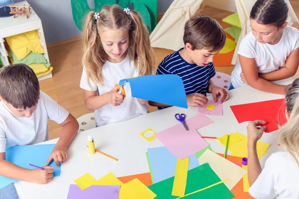Crianças Fazendo Artesanato Com Professor Escola — Fotografia de Stock