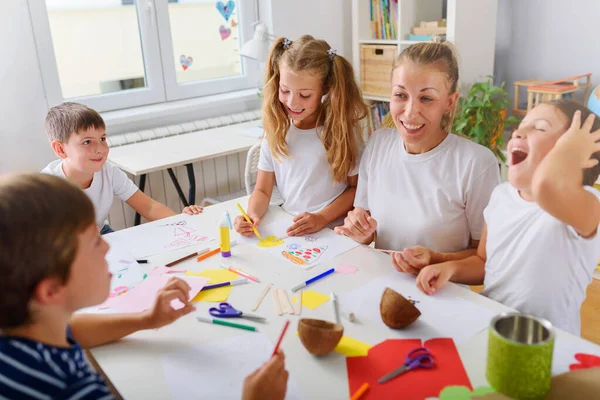Gyerekek Hogy Kézműves Tanár Iskolában — Stock Fotó
