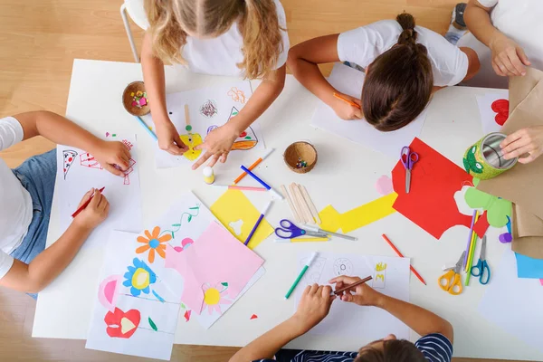 Niedliche Kinder Zeichnen Der Schule Mit Lehrer — Stockfoto