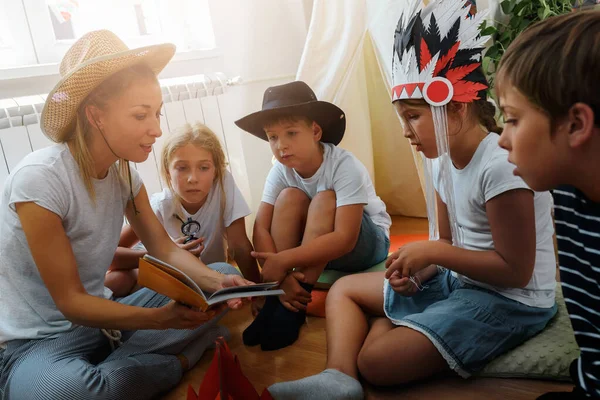 Groupe Enfants Listant Enseignant Lisant Livre Maternelle — Photo