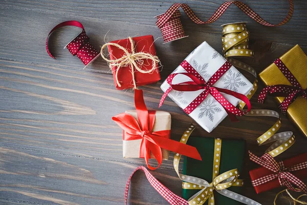 Χριστουγεννιάτικα Κουτιά Δώρων Και Διακόσμηση Ξύλινο Φόντο — Φωτογραφία Αρχείου