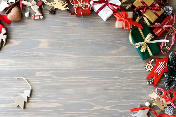 Noel Hediye Kutuları Ahşap Arka Planda Dekor — Stok fotoğraf