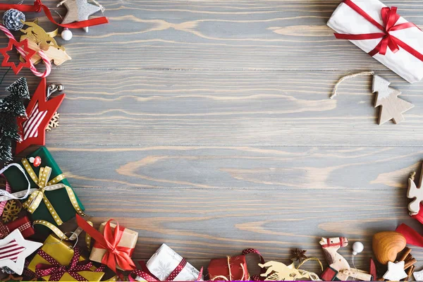 Noel Hediye Kutuları Ahşap Arka Planda Dekor — Stok fotoğraf