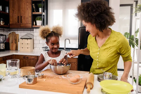 Afro Amerikan Anne Kızı Evde Birlikte Yemek Pişiriyor — Stok fotoğraf