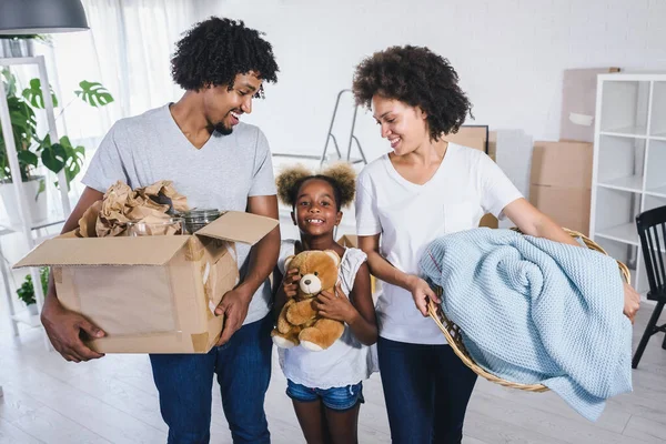 Mutlu Afro Amerikan Ailesi Yeni Daireye Taşınıyor Eşyaları Yerleştiriyor Emlak — Stok fotoğraf