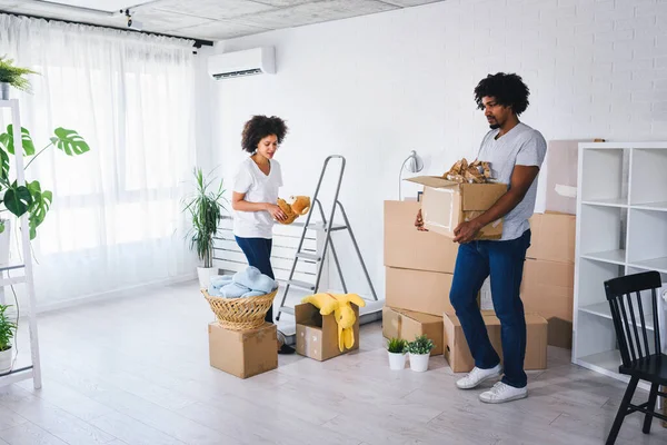 若いアフリカ系アメリカ人の家族の梱包と清掃 新しい家に移る — ストック写真