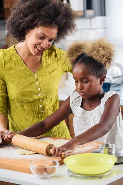 Şirin Afro Amerikan Anne Kızı Evde Kurabiye Pişiriyor — Stok fotoğraf