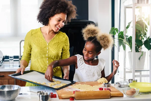 Şirin Afro Amerikan Anne Kızı Evde Kurabiye Pişiriyor — Stok fotoğraf