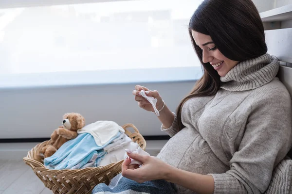 Young Pregnant Woman Sitting Sofa Laundry — Stock Photo, Image