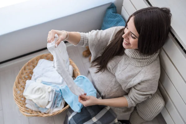 Ung Gravid Kvinna Sitter Soffa Med Tvätt — Stockfoto