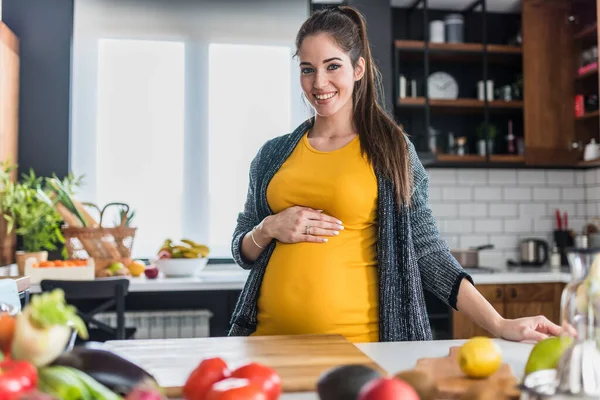 Pregnant Woman Cutting Vegetables — Stock Photo, Image
