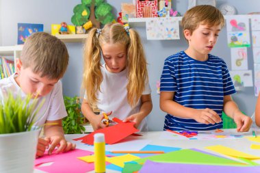 El sanatları sınıfındaki bir grup mutlu çocuk. 