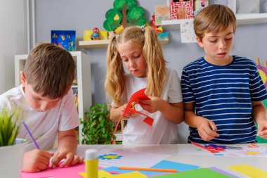 El sanatları sınıfındaki bir grup mutlu çocuk. 