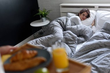 Modern aşk çifti kahvaltıda evde.