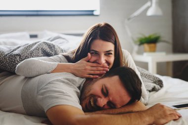 Genç çift yatakta yatıyor. 