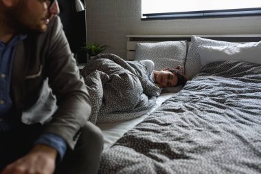 erkek ve kadın yatakta 