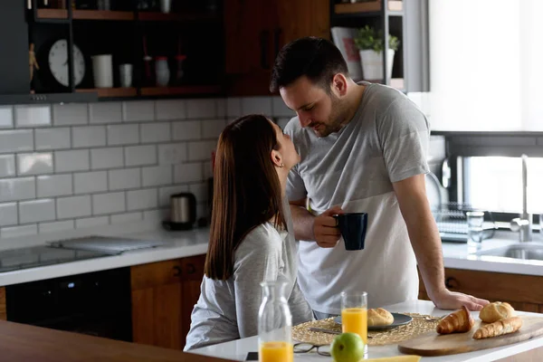Genç Evli Bir Çift Sabahları Evde Pijamalarıyla Kahvaltı Yapıyor Birbirimize — Stok fotoğraf