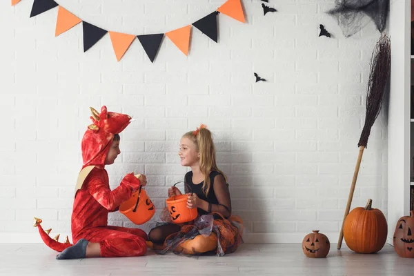 Cadılar Bayramı Konsepti Mutlu Küçük Kız Oğlan Kostümlü — Stok fotoğraf