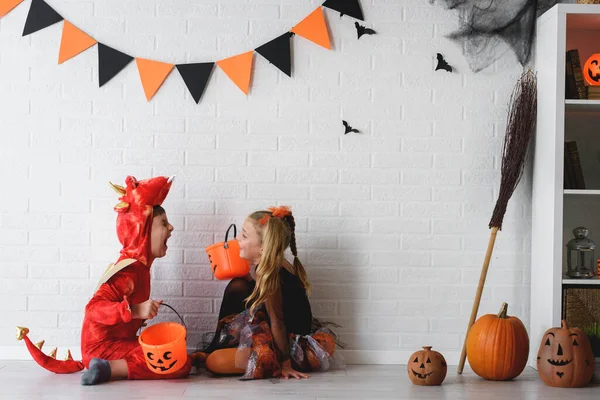 Halloween Konceptet Glad Liten Flicka Och Pojke Kostymer — Stockfoto
