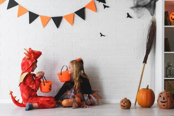 Koncepcja Halloween Szczęśliwa Dziewczynka Chłopiec Kostiumach — Zdjęcie stockowe