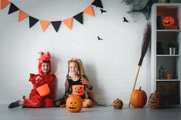 Cadılar Bayramı Konsepti Mutlu Küçük Kız Oğlan Kostümlü — Stok fotoğraf