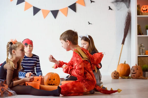 Kleine Jungen Und Mädchen Mit Halloween Kürbissen — Stockfoto