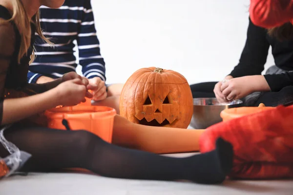 Kleine Jongens Meisjes Met Halloween Pompoenen — Stockfoto