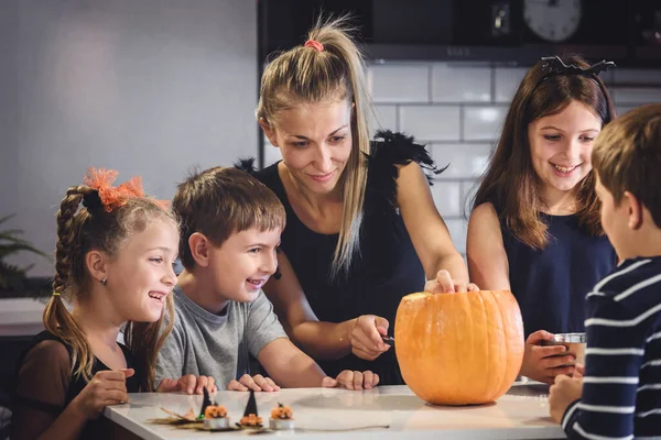 Halloween Koncept Kvinna Med Barn Snida Lykta Från Pumpa — Stockfoto