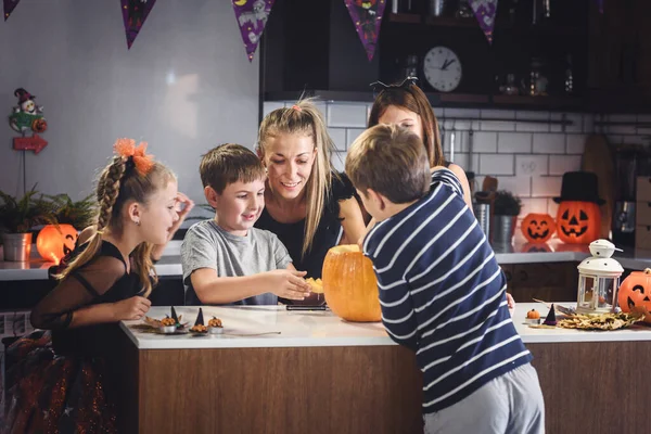 Halloween Concept Vrouw Met Kinderen Carving Lantaarn Uit Pompoen — Stockfoto