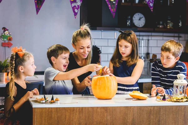 Halloween Koncept Kvinna Med Barn Snida Lykta Från Pumpa — Stockfoto