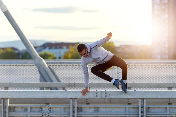 Man Jumping Bridge City — Stock Photo, Image