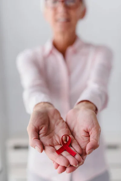 Rote Schleife Hilft Bewusstsein Frauenhänden — Stockfoto