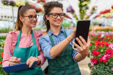 Serada tablet kullanan genç kadınlar 