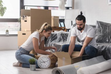 genç bir çift yeni evine taşıdıktan 