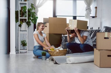 genç bir çift yeni evine taşıdıktan 