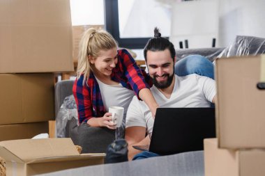 Yeni dairede dizüstü bilgisayarı olan güzel bir çift.