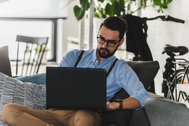 Uzaktan çalışan yakışıklı, serbest çalışan bir genç.