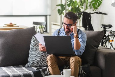 Uzaktan çalışan yakışıklı, serbest çalışan bir genç.