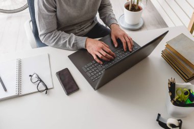 İşadamının dizüstü bilgisayar kullanması, ofiste yazı yazması