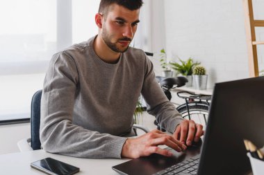 İşadamının dizüstü bilgisayar kullanması, ofiste yazı yazması