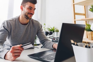 Kredi kartı tutan adam, online alışveriş konsepti