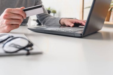 Kredi kartı tutan adam, online alışveriş konsepti