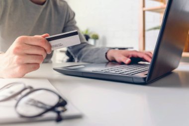 Kredi kartı tutan adam, online alışveriş konsepti