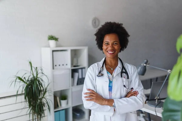 Ritratto Ravvicinato Donna Afro Americana Medico Posa Ufficio — Foto Stock