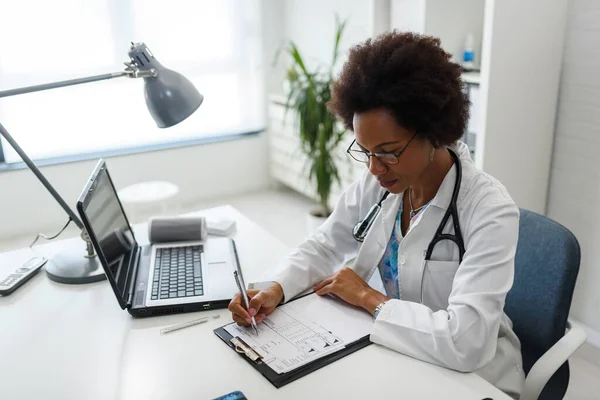 Afrykańska Amerykanka Lekarz Pracujący Biurze — Zdjęcie stockowe