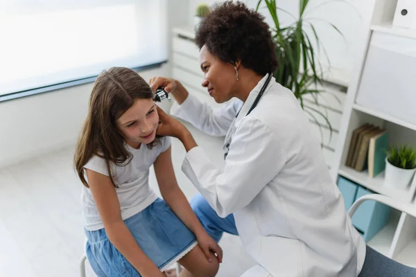 African American Doctor Examining Little Girl — Stock Photo, Image