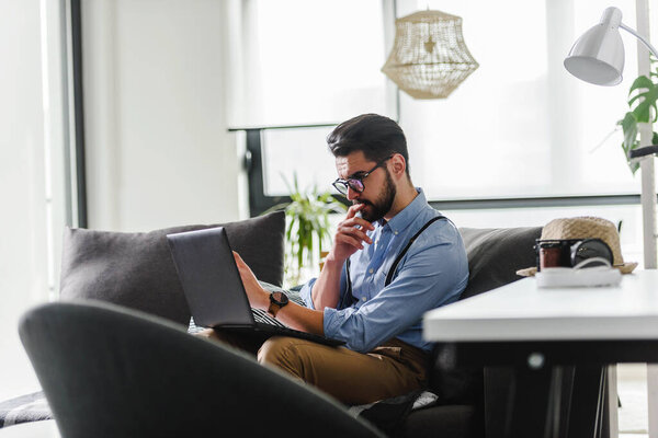 красивый молодой человек-фрилансер, работающий удаленно