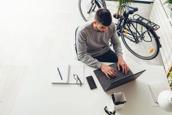 Widok Biznesmena Pomocą Laptopa Wpisując Biurze — Zdjęcie stockowe