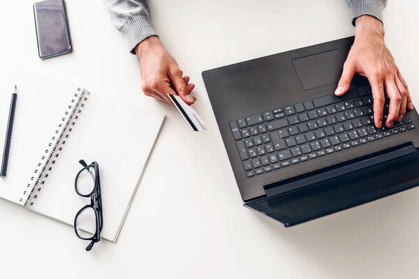 человек держит кредитную карту, онлайн торговый концепт